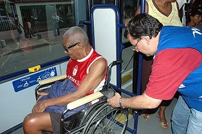 DISCAPACITADOS VERIFICAN ACCESIBILIDAD DEL MIO