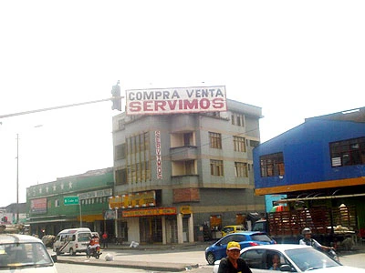 DESMONTAN VALLAS DE PUBLICIDAD EN EL CENTRO DE CALI