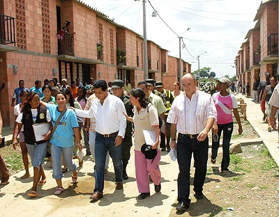 DESALOJAN DIEZ FAMILIAS QUE OCUPABAN ILEGALMENTE VIVIENDAS EN POTRERO GRANDE