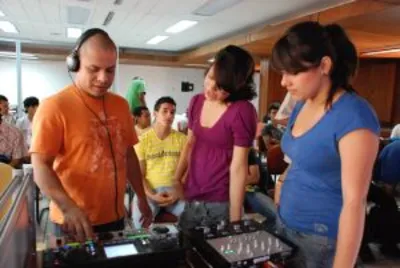 INICIÓ EN EL CENTRO CULTURAL DE CALI LA ESCUELA DE DJ´S