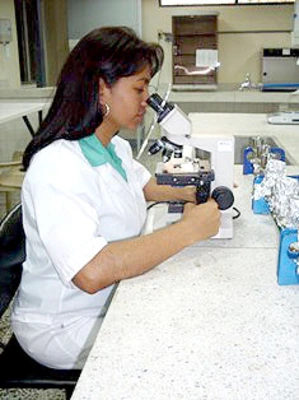 LABORATORIO DE SALUD PÚBLICA VIGILA Y CONTROLA AGUA Y ALIMENTOS 