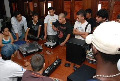 ESCUELA DE DJ DE LA AUDIOTECA DE CALI SE FORTALECE CON LAS GANAS DE LOS MUCHACHOS
