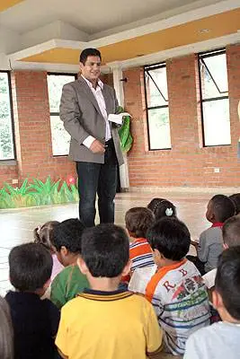 ALCALDE REALIZA JORNADAS EDUCATIVAS SOBRE LA FORMA DE UTILIZAR ADECUADAMENTE EL PAÑUELO