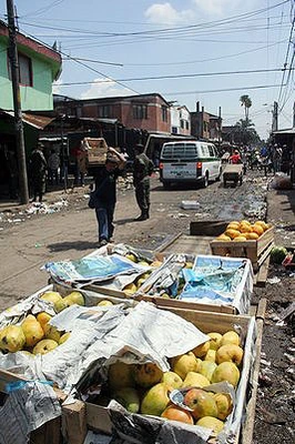 EN GALERÍA ‘SANTA ELENA’  LEVANTAN 8 TONELADAS DE MATERIAL QUE INVADÍA ESPACIO PÚBLICO