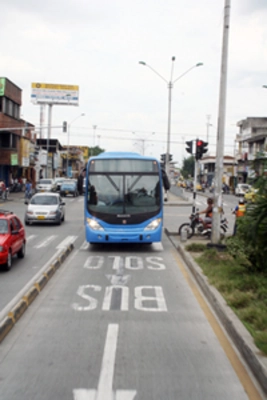 FUNCIONARIOS DE METROPLÚS, MEDELLÍN VISITAN EL SISTEMA MIO
