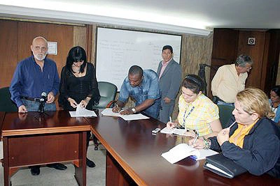 ADMINISTRACIÓN MUNICIPAL FIRMA CONVENIO CON PLAZAS DE MERCADO