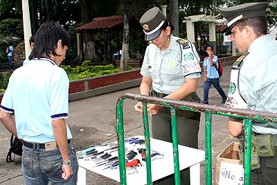INTENSIFICAN OPERATIVOS DE DESARME EN COLEGIOS PÚBLICOS DE CALI
