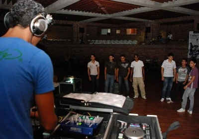 CENTRO CULTURA DE CALI VIBRÓ CON LOS RITMO ELECTRONICOS DEL EVENTO FEEDBACK EXPERIMENTAL PARA DJ
