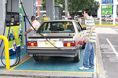 Estaciones de combustible no pueden ser Autoservicio