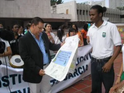 Computadores y laboratorios para la Evaristo García, dotaciones que mejoran la calidad de la educación en la Comuna 8