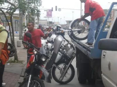 Inmovilizan motocicletas en el centro por ocupar espacio público