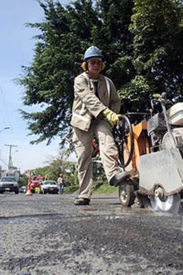 Infraestructura y Valorización continúa recuperación de la malla vial en Cali
