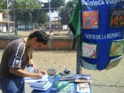 DAGMA dota de agendas ambientales a biblioteca comunitaria