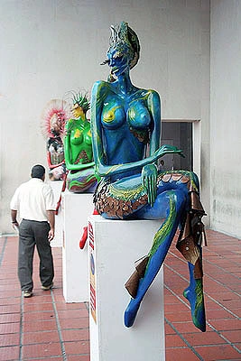 Esculturales mujeres en el CAM