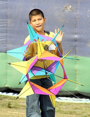 Creatividad y colorido, en el VI Festival de cometas