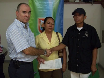Secretaría de Vivienda entregó cheques a familias desplazadas