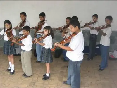 60 niños de la comuna 8 se visten con el traje de la cultura
