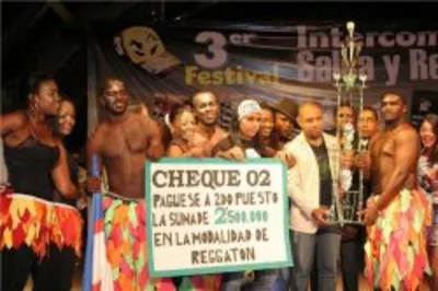 Reggaetón hizo vibra al Teatro al Aire Libre los Cristales 