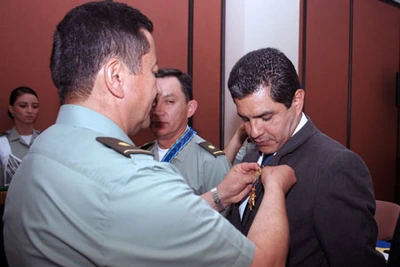 Alcalde de Cali fue condecorado por la Dirección de Sanidad de la Policía Nacional