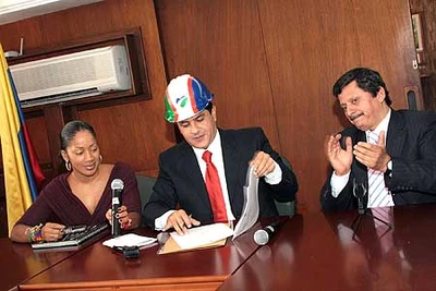 Alcalde firma Resolución Distribuidora para el cobro de Megaobras