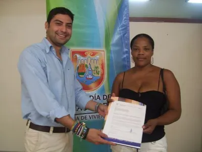 Secretaría de vivienda entrega subsidios a recicladores de la ciudad 