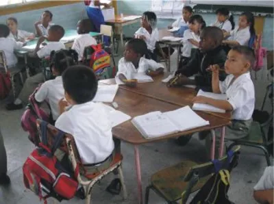 Gobierno Municipal entrega paquetes escolares en Navarro