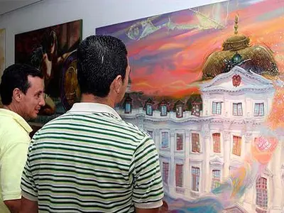Pinturas y fotografías de visita en el Centro Cultural de Cali