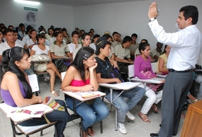 Alcalde continúa tomándose los centros educativos de la Ciudad