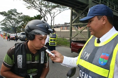Los agentes de tránsito se capacitan en manejo de alcohosensores