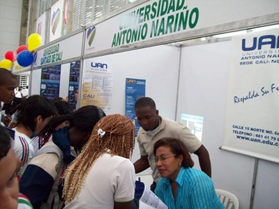 Jóvenes de colegios oficiales conocieron oferta de educación superior