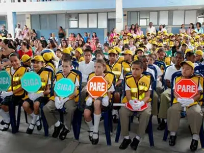Estudiantes son modelo de respeto a las normas de tránsito