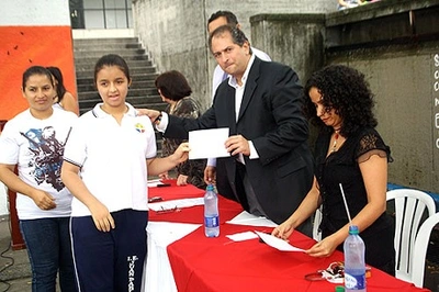 Por buenos estudiantes… ortodoncia gratis