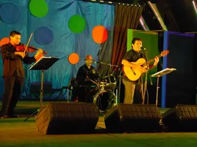 El Teatro Los Cristales vibró al ritmo del Mono Núñez
