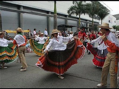 Folclor en la calle novena