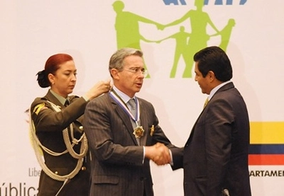 Alcalde de Cali entregó Medalla del Bicentenario al Presidente Uribe