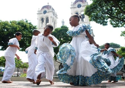 200 niños celebraron el Bicentenario en la Plaza 20 de Julio