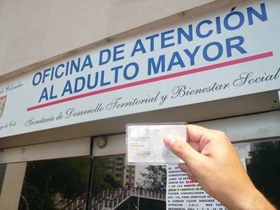 Adultos mayores requieren nueva cédula para reclamar subsidios