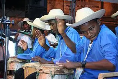 Jóvenes constructores de instrumentos