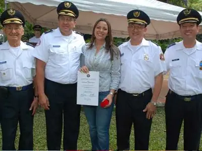 En sus 82 años el cuerpo de bomberos de cali condecoró a sus autoridades locales