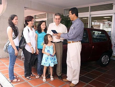 Alcaldía entregó carro por el pago oportuno de impuestos municipales