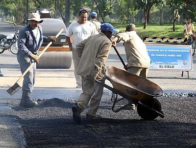 Alcaldía inicia fuerte campaña de bacheo en la Autopista Simón Bolívar