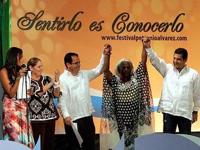 Alcalde homenajeó con la Cruz de Caballero a ‘La Negra Grande Colombia’