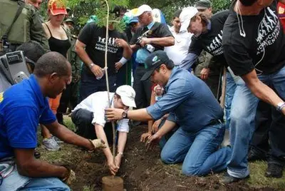 Habitantes de la comuna 5 embellecieron sus zonas verdes