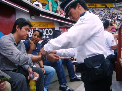 La Imagen de los Guardas Cívicos en el Festival de la Salsa