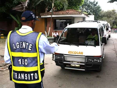 Continúan operativos al transporte escolar