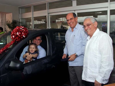 Cultura tributaria los condujo a ganarse un carro