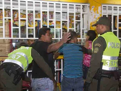 Cierre de locales, comparendos e incautación de armas, durante toque de queda para menores en las comunas 13, 15 y 16