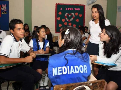 Colegio público de Cali promueve un seminario-taller contra la violencia escolar y familiar