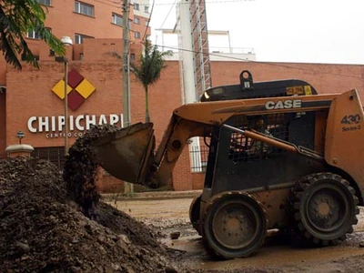 El Clopad de Cali coordina retiro de material en vías por algunos derrumbes ocurridos el sábado; se restableció la normalidad en calles