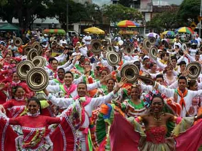 Bailarines de Cali pusieron a la ciudad a vibrar con la cumbia, tras un  Récord Guinness